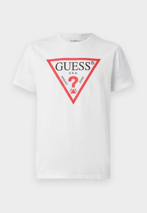 Biela bavlnená tričko s červeným trojuholníkovým logom a nápisom "GUESS®", otáznikom a textom "U.S.A.", "WASHED" a "JEANS". Krátke rukávy.