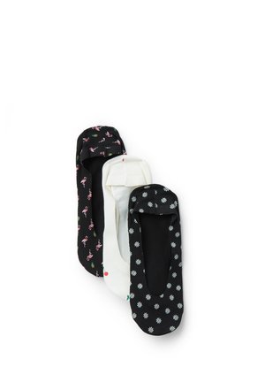 Tre paia di calzini invisibili: neri con fenicotteri rosa, bianchi con ciliegie e neri con margherite bianche, disposti sovrapposti su uno sfondo bianco.