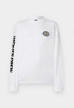 Λευκό μπλουζάκι μακρυμάνικο, κατασκευασμένο από βαμβάκι, με μπλε και κίτρινο λογότυπο στο στήθος και τη φράση «Dickies Crew» τυπωμένη με μαύρα γράμματα στο μανίκι.