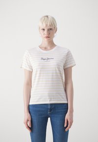 Stripet bomulls t-skjorte, lys beige med gule striper. Har rund halslinning og korte ermer. "Pepe Jeans London" logo på forsiden.