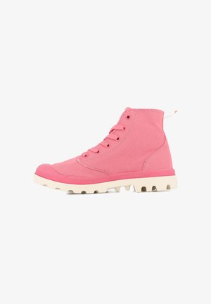 Botas de tobillo de lona rosa con suela robusta, que cuentan con seis ojetes para los cordones, una puntera de goma y una tira en el talón.