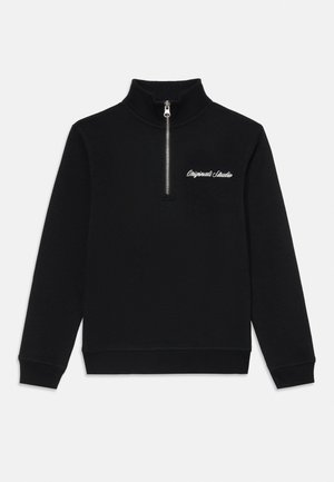 Juodas ilgomis rankovėmis megztinis su ribotais rankogaliais ir apačia, priekyje pusiau užtrauktukas, kairėje krūtinės pusėje baltas užrašas „Originals Studio“.