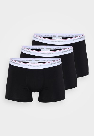 Schwarze Baumwoll-Boxershorts im Dreierpack, mit einem weißen elastischen Bündchen, auf dem "DSQUARED2" in Schwarz gedruckt ist. Glatte Textur.