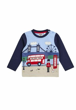 Langärmeliges Baumwollhemd mit einem hellblauen Oberteil und marineblauen Ärmeln, das in Stickerei einen roten Doppeldeckerbus und Londoner Wahrzeichen darstellt.