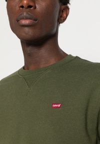 Levi's® THE ORIGINAL CREW - Camisola - mossy green