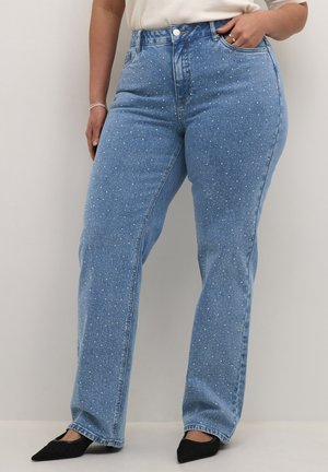 Jeans en denim bleu clair avec une coupe droite, présentant un motif moucheté de petits points blancs et une fermeture à bouton en métal standard.