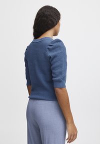 Blau gestrickter Pullover mit strukturiertem Gewebe, Puffärmeln und gerippten Bündchen. Die Rückansicht zeigt eine taillierte Silhouette und einen Rundhalsausschnitt.