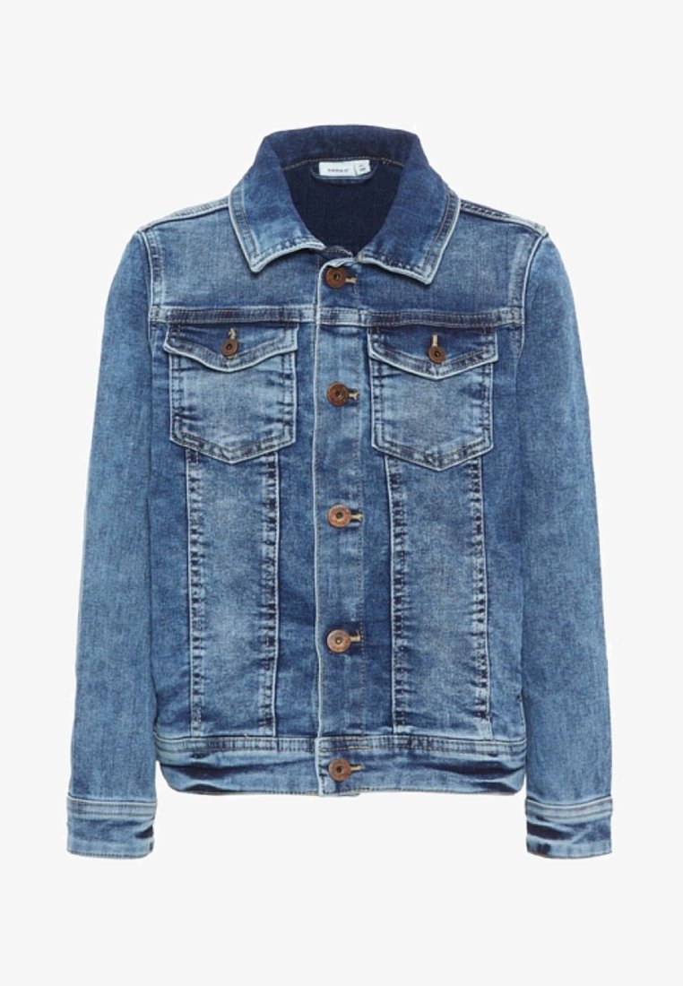 Vaaleansininen farkkutakki, jossa on haalistunut pinta, kaksi rintataskua, napitettu etulukko ja klassinen kaulustyyli.