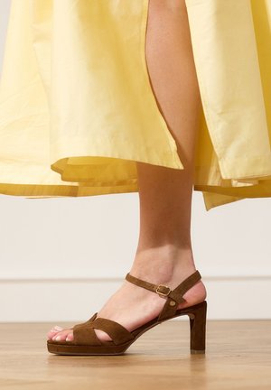 Manfield, Sandalen met plateauzool - braun