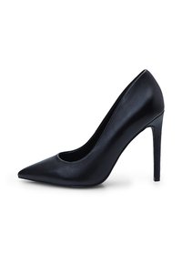 Fekete magassarkú pumpa hegyes orral, sima szintetikus anyagból, elegáns dizájnnal és karcsú stiletto sarkal. Nincsenek látható minták.