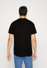 Guess SS CN SHADED TRIANGLE - Triko s potiskem - jet black