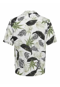 Camisa de manga corta en tejido blanco con patrones de hojas tropicales en negro y verde, con un corte relajado y un diseño de cuello convencional.