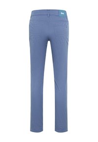 Pantalon droit bleu clair avec poches arrière et une étiquette de marque Brax bleue à la taille.