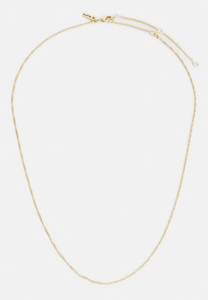 Guldfarvet halskæde med et snoet kædedesign, der har en lille lås og en justerbar længde med et mærke.