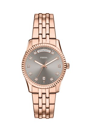 Reloj de metal color oro rosa con una correa texturizada, esfera gris y detalles con cristales. Cuenta con pantalla de fecha y día de la semana en la parte superior.