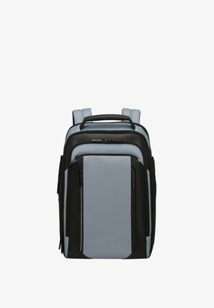 Schwarzer und hellgrauer Stoffrucksack mit gepolsterten Trägern, mehreren mit Reißverschluss versehenen Fächern und einem Tragegriff oben.