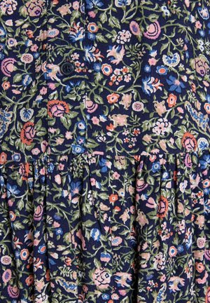 Florales Kleid mit dunkelblauem Hintergrund, das pinkfarbene, blaue und grüne Blumen zeigt. Knopfdetail oben und gesammelte Falten am Saum.