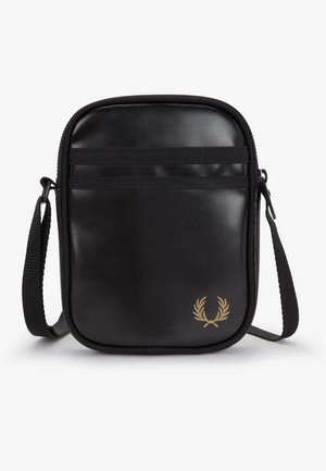 Bolso bandolera rectangular negro con correa ajustable, bolsillo delantero con cremallera y logotipo dorado de laurel sobre fondo blanco.