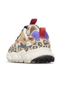 Sneakers w print w panterę, z wieloma materiałami, z akcentami w kolorze brązowym, kremowym, pomarańczowym i fioletowym. Gumowa podeszwa z teksturowanym gripem.