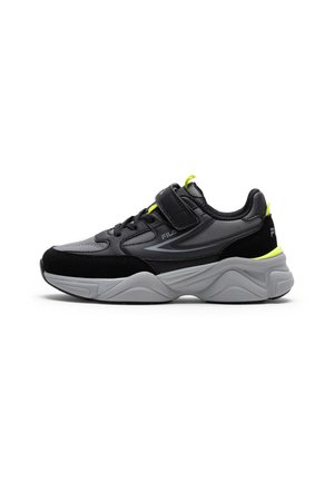 Czarno-szare buty sportowe Fila z grubą białą podeszwą, neonowo-żółtymi akcentami, sznurowadłami i paskiem na rzep na białym tle.