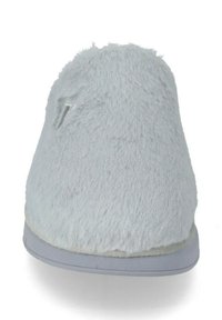 Pantofole di pelliccia grigia con una texture morbida e pelosa, forma arrotondata e suola in gomma piatta. Dettagli cuciti sottili visibili sulla parte superiore.