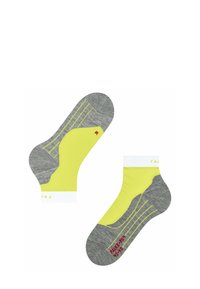 Szare i neonowo-żółte skarpetki za kostkę są wyeksponowane, z białym ściągaczem i czerwonymi detalami na podeszwie, zaprojektowane z myślą o komforcie i wydajności.