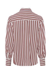 Chemise à manches longues boutonnée avec des rayures verticales bordeaux et blanches, avec un empiècement et un pli au dos, et des poignets boutonnés.