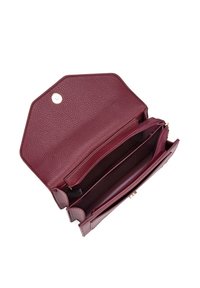 Bordeaux leren portemonnee, hexagonale vorm, gestructureerd oppervlak, één ritsvak, twee compartimenten en een magnetische drukknoopsluiting.