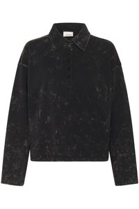 Svart langermet polo skjorte med slitt tekstur, klassisk krage, fem-knappers placket og subtil merkevare på brystet.