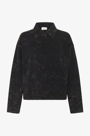 Polo negru cu mânecă lungă, cu o textură uzată, guler clasic, placket cu cinci nasturi și branding subtil pe piept.