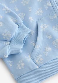 Lyseblå sweatshirt med hvidt blomsterprint, ribbede manchetter og kant, lavet af blødt bomuldsblandingsstof, med en kengurulomme.