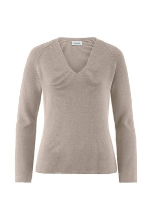 Beiger gestrickter Langarm-Pullover mit V-Ausschnitt und gerippter Struktur, flach ausgelegt mit sichtbarem Markenschild im Kragen.
