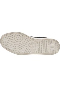 Semelle en caoutchouc blanche avec un motif de sculpture texturé et des accents circulaires. Présente un profil mince avec une base plate pour plus de stabilité.