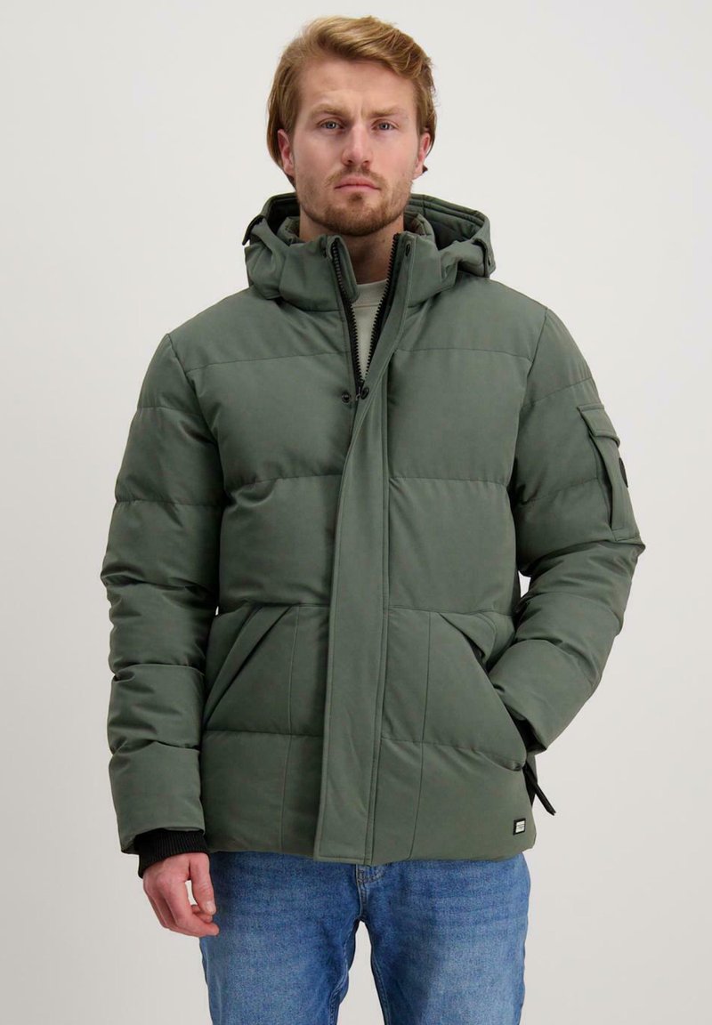 Gevoerde groene jas met een capuchon, ritssluiting, voorkvakken en elastische manchetten. De buitenkant heeft een gladde textuur en subtiele stiksels.