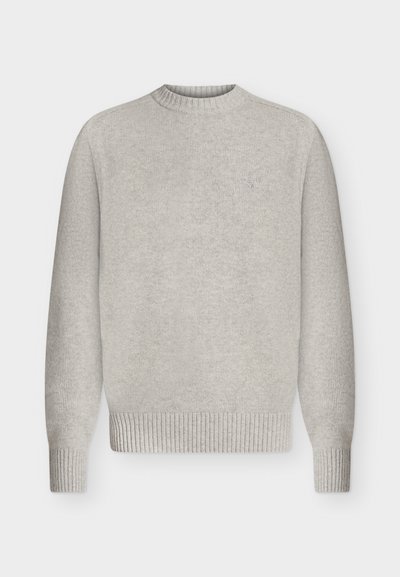 Pull gris clair à manches longues et col rond avec poignets, ourlet et encolure côtelés, présenté sur un fond uni.