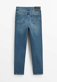 Jean en denim bleu à jambes droites, deux poches arrière, passants pour ceinture et un patch de marque en cuir noir sur la ceinture.