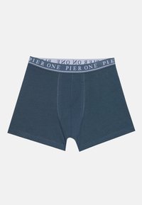 Navyblaue Boxershorts aus weichem Stoff, mit einem hellgrauen Bund, auf dem "PIER ONE" in wiederholten Buchstaben gedruckt ist. Frontseitiges Design sichtbar.