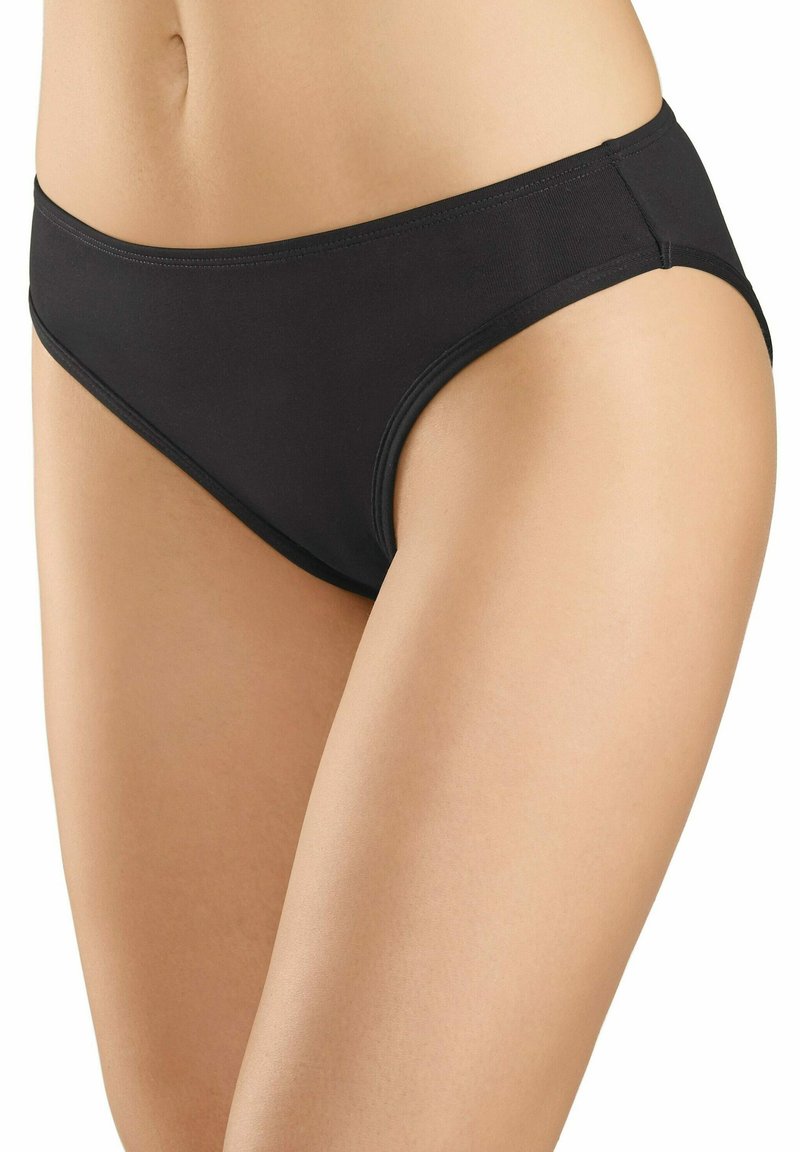 Zwarte bikini slip gemaakt van gladde stof, met een laag uitgesneden ontwerp en een gematigde dekking. Geen zichtbare patronen of versieringen.