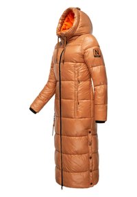 Lange, puffy jas in glanzend tan met een oranje gevoerde capuchon. Heeft een rits aan de voorkant, zijzakken en zwarte manchetten. Logo op de mouw.