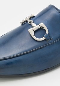 Melvin & Hamilton CLIVE 1 - Pantofi slip-on eleganți - marine/tan/navy