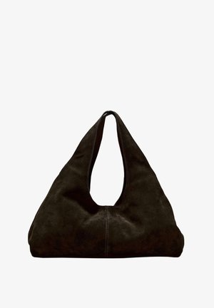 Hobo taske i mørk ruskind med en karakteristisk rund form og et bredt, udskåret håndtag. Har minimal syning langs bunden.