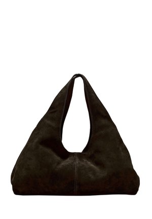 Sac hobo en cuir suédé marron avec une bandoulière à découpe ovale et une texture douce. Il présente un design sans coutures et des coutures discrètes le long de la base.