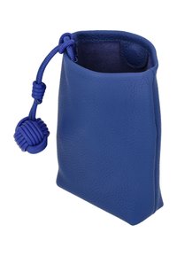 Niebieska skórzana sakiewka o teksturowanej powierzchni, z zamykanym górnym otworem i zamknięciem na ściągacz z ozdobnym supełkiem.