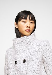 ONLY Petite ONLNEWSOPHIA  - Cappotto corto - cloud dancer/melange