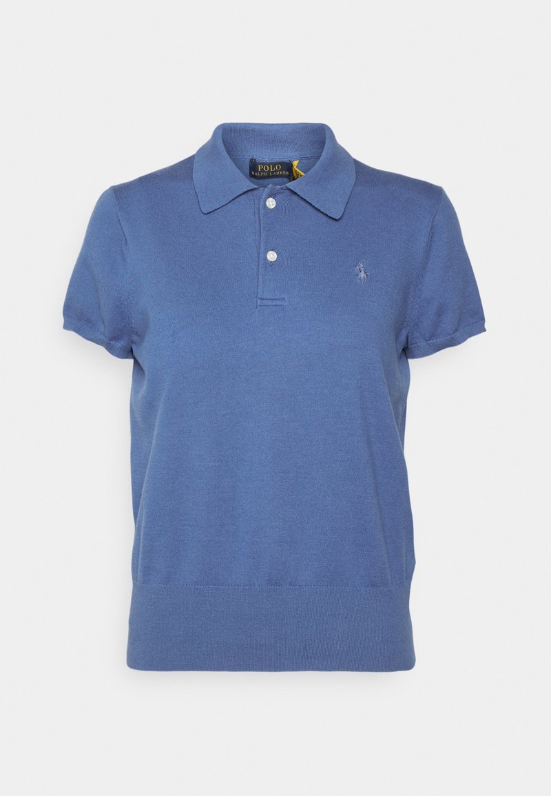 Polo bleu à manches courtes avec col et deux boutons blancs, avec un petit logo brodé sur la poitrine gauche.