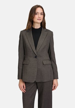 Grau gemusterter Blazer mit taillierter Passform, Reverskragen, einreihiger Knopfverschluss und zwei Vordertaschen, kombiniert mit einem schwarzen Oberteil.