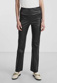 YAS YASZELLU - Bőrnadrágok - black