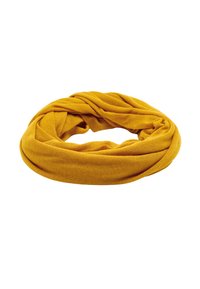 Musztardowożółty szal typu infinity wykonany z miękkiej, teksturowanej tkaniny, z charakterystycznym skręconym wzorem, bez widocznych zapięć czy dodatków.
