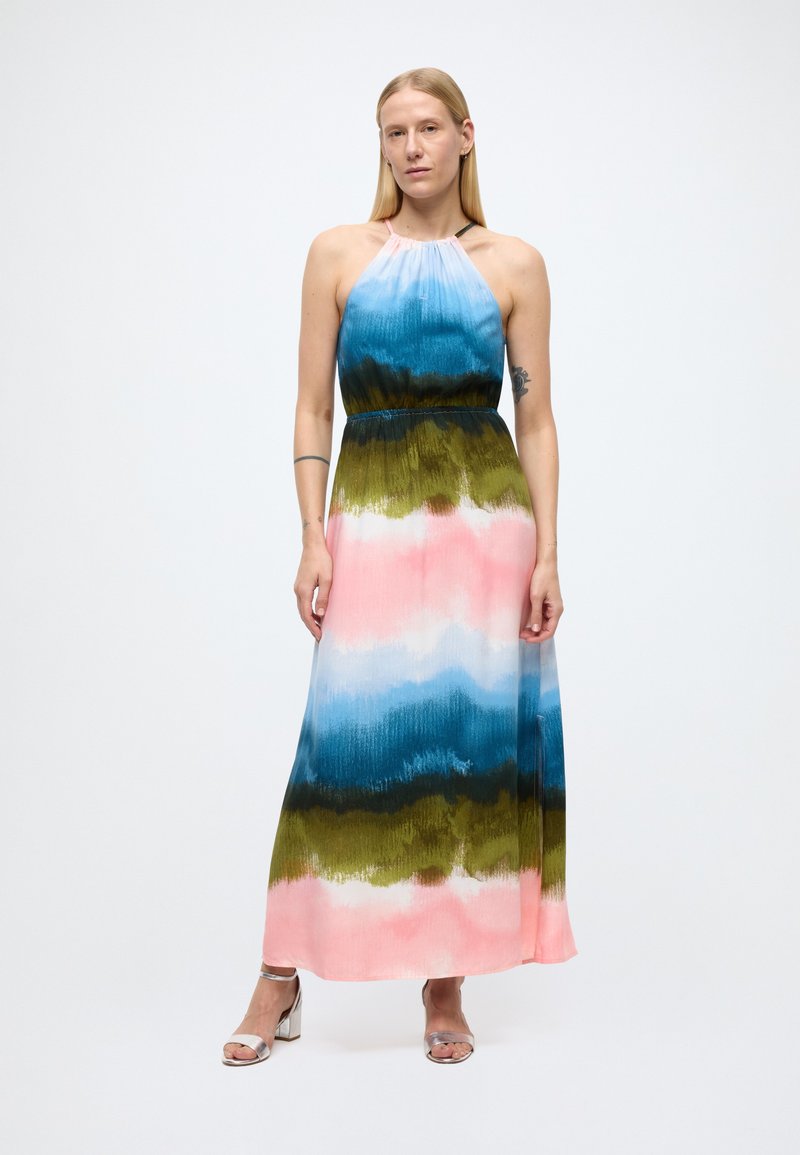 Vestido maxi em design ombré azul, verde e rosa. Apresenta decote halter, corte evasê e tecido leve. Inclui saltos bloco prateados.