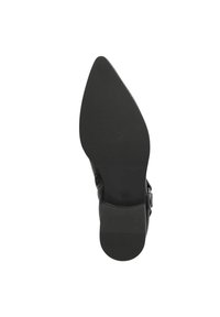 Suela de zapato negro de tacón alto con forma puntiaguda, textura suave y un ligero patrón de tracción. Presenta un pequeño tacón elevado y detalle de hebilla.